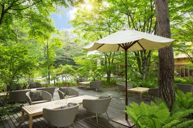 【ホテルブレストンコート】ラウンジテラス_デッキ