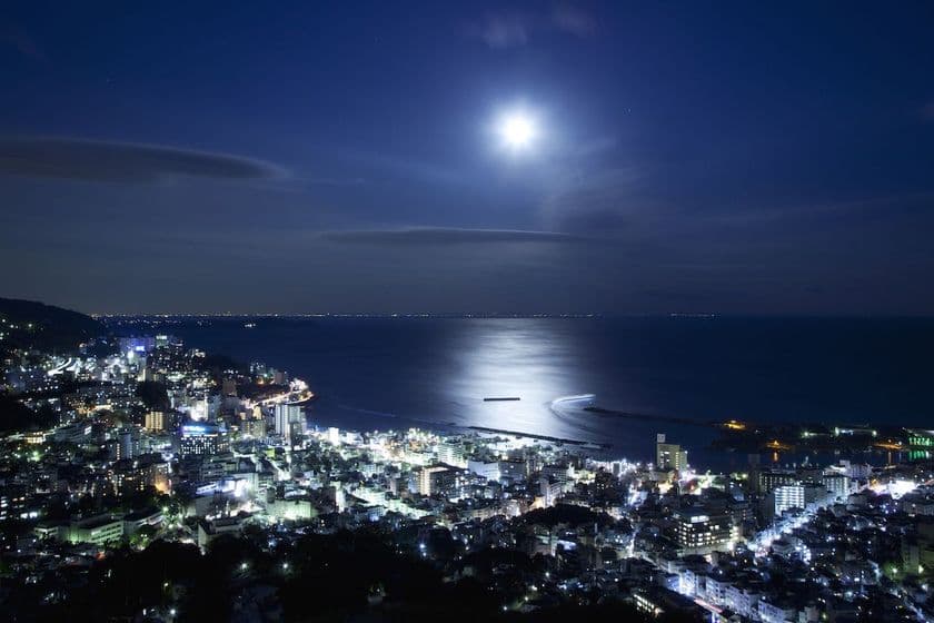 星野リゾート　リゾナーレ熱海（静岡県熱海市）
　「ムーンロード」と熱海の夜景の競演を特等席で
一日一組限定「ムーンロード特別鑑賞席」が新登場
開催期間：2018年10月24日〜2019年3月22日