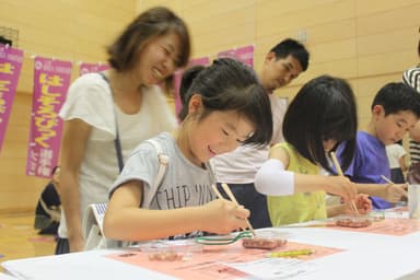 お箸でそろばん珠をつかむゲームは参加者に大人気！