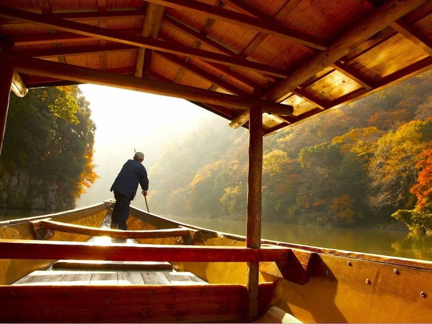 星のや京都（京都府・嵐山）
朝日を受けて輝く紅葉を楽しむアクティビティ
錦秋の嵐山で舟遊び「朝のもみじ舟」今年も開催
期間：2018年11月20日～12月5日