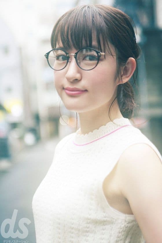 メガネグラビア連載「ビジョメガネ」に
人気声優・小松未可子が初登場！