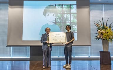 感謝祭イベント2「はじめアルゴリズム」特別合格証授与式 記念撮影の様子(写真左から公益財団法人 日本数学検定協会 会長 甘利 俊一、「はじめアルゴリズム」作者 三原 和人氏)