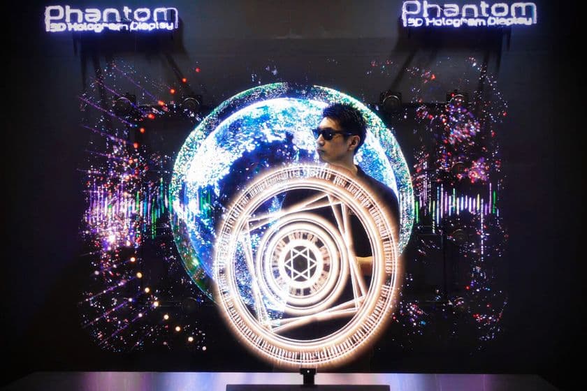今、テレビやSNSで話題の空間に浮かぶ3D映像を作り出す機器
　3D Phantom(R)に、新サービス【Phantom Cloud】登場