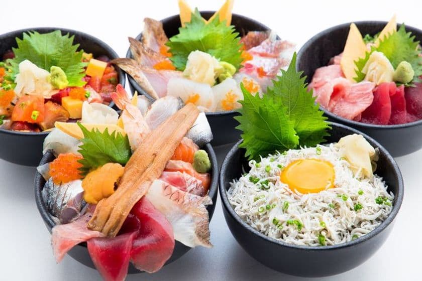 静岡・宇佐美産釜揚げしらす丼ほか、地元の新鮮な海の幸を堪能
【宇佐美 魚バル】オープン