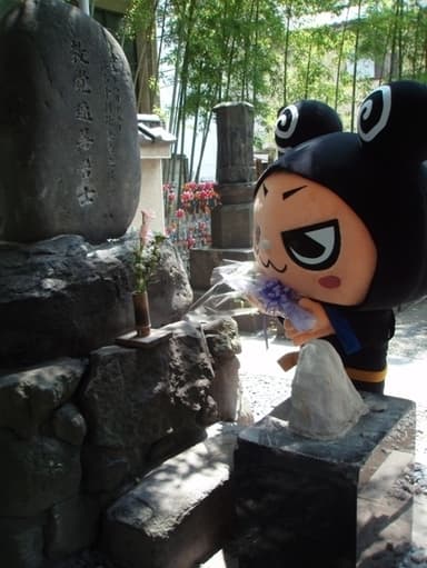 花を手向けるJirokids