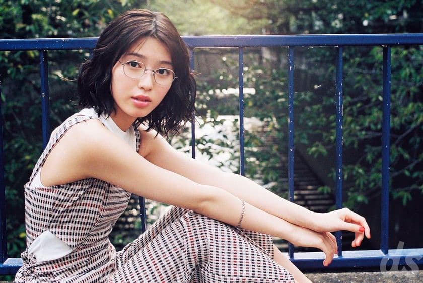 メガネグラビア連載「ビジョメガネ」に
要注目の新進女優・白石聖が出演！