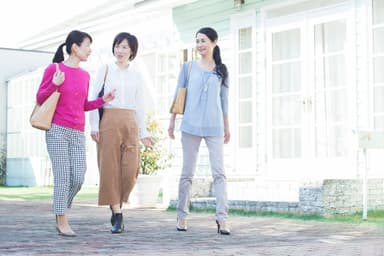 尿もれを気にせず外出を楽しむ様子(イメージ図)