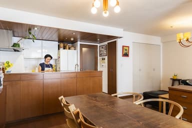 天井にも木をあしらいナチュラルな空間へ