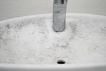 手洗い場の水受け部分：水アカ