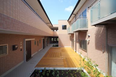 明るいウッドデッキ