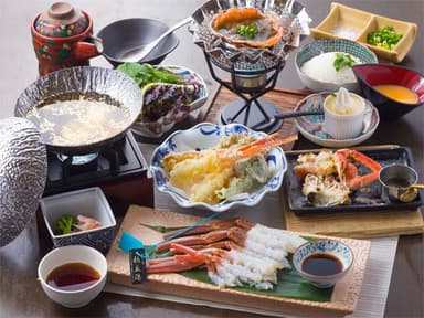 日本海ズワイガニ金箔しゃぶ鍋　8&#44;500円(税抜)～
