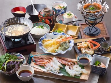 日本海ズワイガニ金箔しゃぶ鍋　9&#44;500円(税抜)～