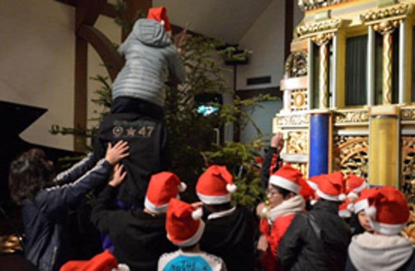 六甲オルゴールミュージアム
クリスマスイベント11月26日(月)から開催
～初日には、六甲山小学校・幼稚園の生徒を招待、
全校生徒によるツリーの飾りつけも～