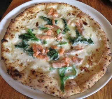 ビワマスと小松菜のピザ