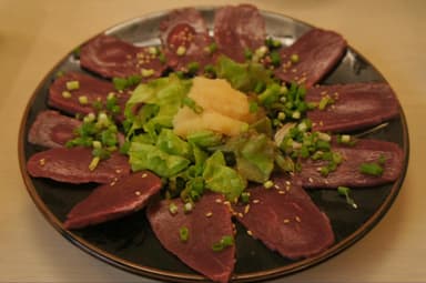 馬刺し(多め) 790円