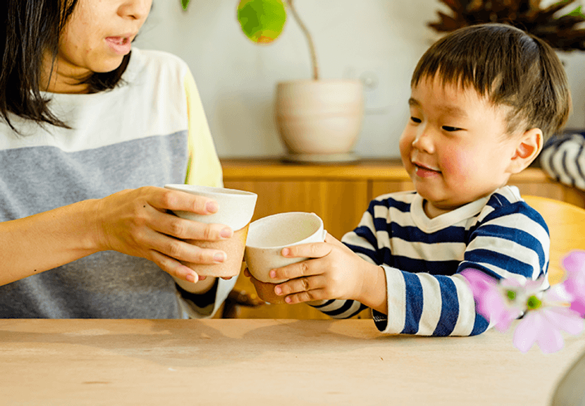 ものを大切に使い「食べること」への興味を育む　
子どもと一緒に使いたい信楽焼のうつわ「codomono」
食器シリーズが販売開始！
