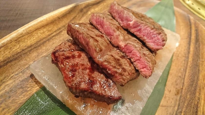 岩塩プレートで“ねかせて食べる”ステーキが登場！
A5ランク和牛を扱う池袋の焼肉屋で提供開始