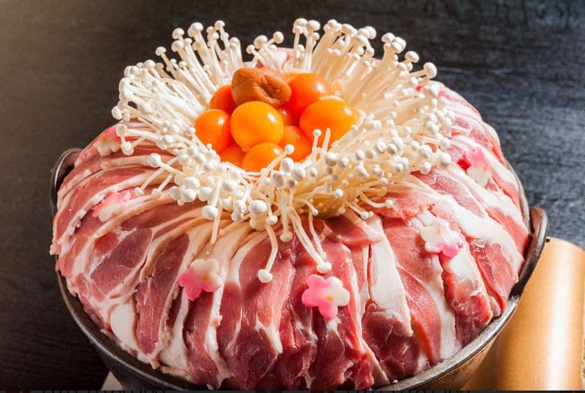 湯島天満宮に咲く“梅の花”をイメージした「鴨なべ」
　幹事様1名分が無料になる忘年会プランを提供