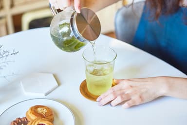 冷たいお茶を入れるシーン