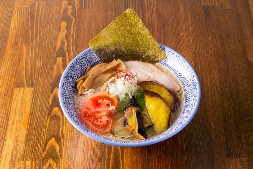 彩り野菜をトッピングした鶏塩ラーメンでインスタ映え！
『鶏そば そると』2号店が阿佐ヶ谷にオープン！