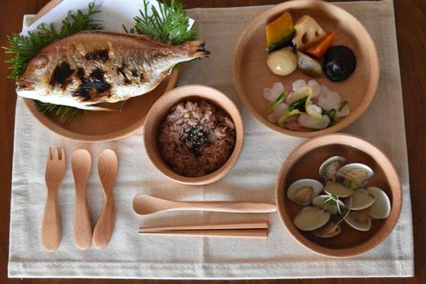 初めての食事から大きくなっても使用できる、
長く使うほどに愛着がわく幼児向け木製食器セット