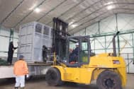 空港上屋での搬出(提供：札幌国際エアカーゴターミナル株式会社)