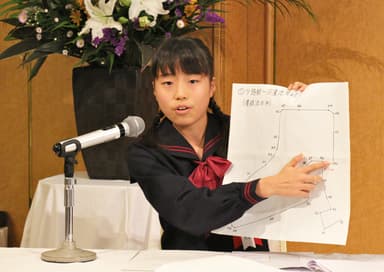「日本数学検定協会賞」受賞者の田中莉穂さんの発表の様子