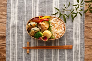 十穀曲げわっぱ弁当　調理例