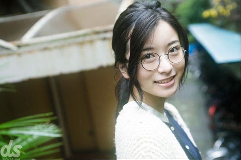メガネグラビア連載「ビジョメガネ」に
乃木坂46の2期生メンバー・佐々木琴子が登場！