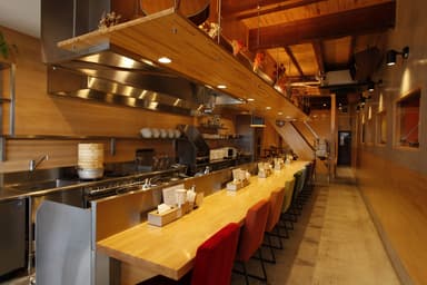 店内 カウンター席とキッチン