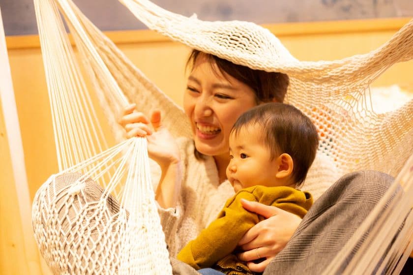 世界初！ハンモックの中で赤ちゃんにマッサージしながらふれあう
「ぬっくもっく(R)」の体験レッスンを3月に大阪で開催