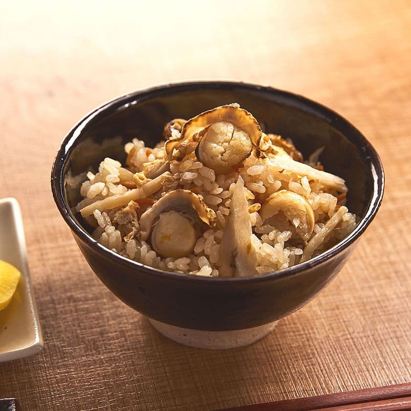 簡単だけど本格的！
こだわりだしで作る炊き込みご飯シリーズに
「ほたて五目」「鶏めし」が登場