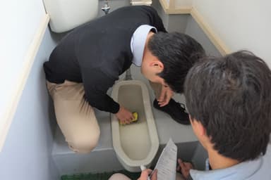 社長によるトイレ掃除点検