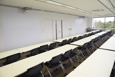 最大60名まで収容可能な大研修室
