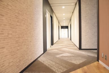ラウンジからセミナーエリアへ向かう通路