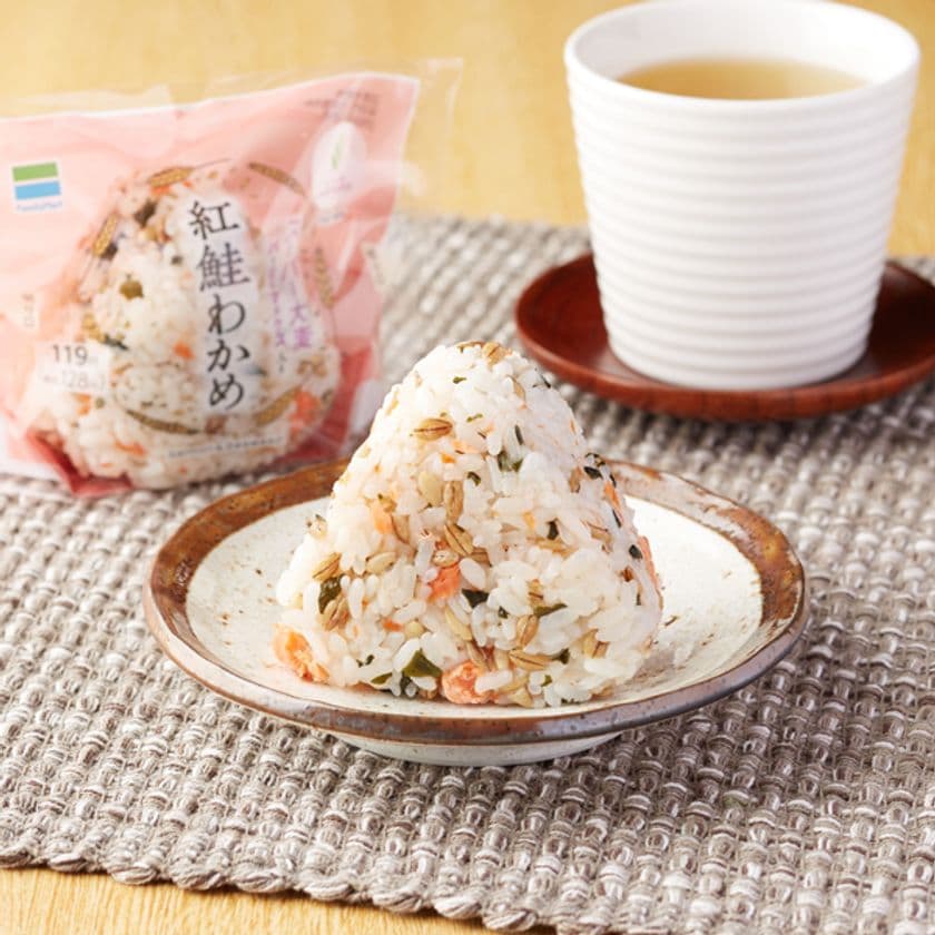ファミリーマート×食物繊維の王様「スーパー大麦」　
「スーパー大麦」4商品 新発売＆割引クーポンを実施　
ファミリーマートでおむすび累計販売個数5,000万個売れる
人気商品に新作登場