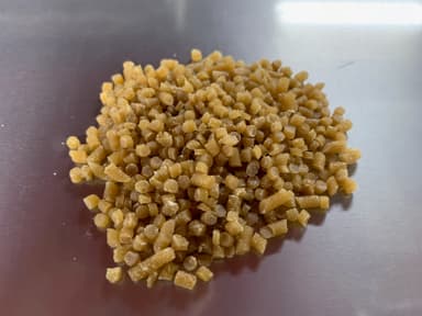 竹粉、木粉を原料とした100％天然由来材料の生分解性プラスチックペレット