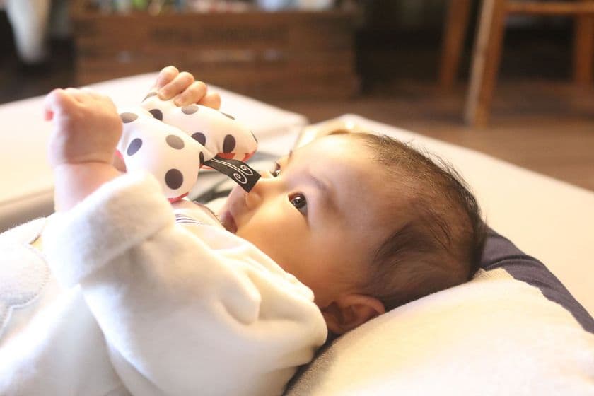 嫌がる赤ちゃんが1人もいない！？
0歳から脳の回路を増やす知育玩具「シナプス知育」を発売
