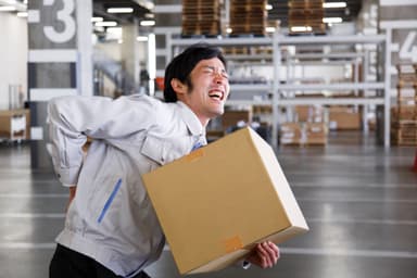 物を持ち上げギックリ腰に
