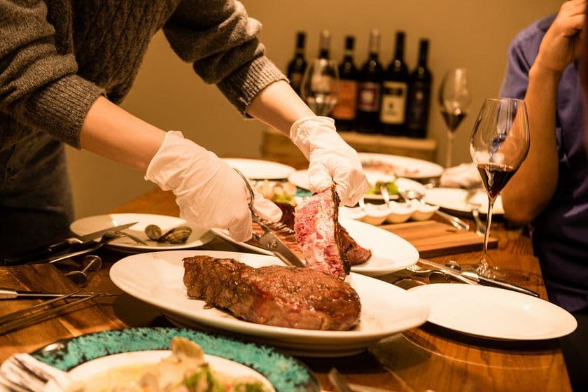 塊の肉を捌く、シェアする体験ができる！
食べることを楽しむレストラン『炉窯ステーキ煉瓦』　
2019年5月7日(火)より新コンセプトスタート