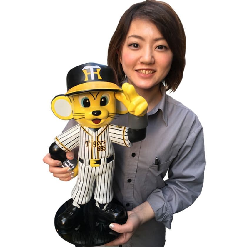 50体限定！阪神タイガース公認「トラッキー」立体オブジェ登場！
キャップに手をそえた姿を約40cmの強化プラスティックで再現