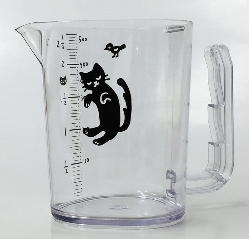 寝そべる猫が特徴的な鍋ふちにかけて使える新計量カップ！
クラウドファンディングをMakuakeで5月21日からスタート