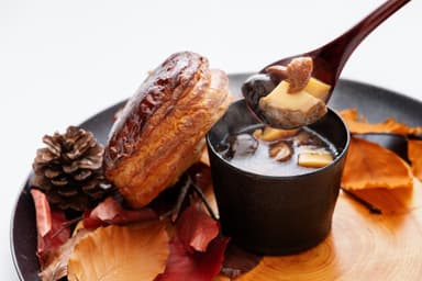 【ブレストンコート ユカワタン】茸のコンソメパイ包み焼き