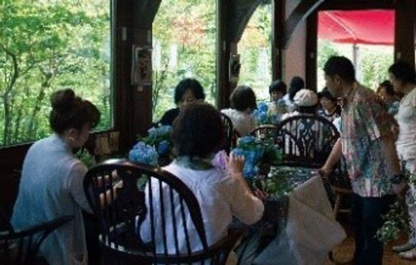 六甲オルゴールミュージアム
ミュージアムガーデンで楽しむ「フラワーアレンジメントとランチ」
～初夏の花々を活けて楽しむ～
2019年6月19日(水)開催（予約受付中！）