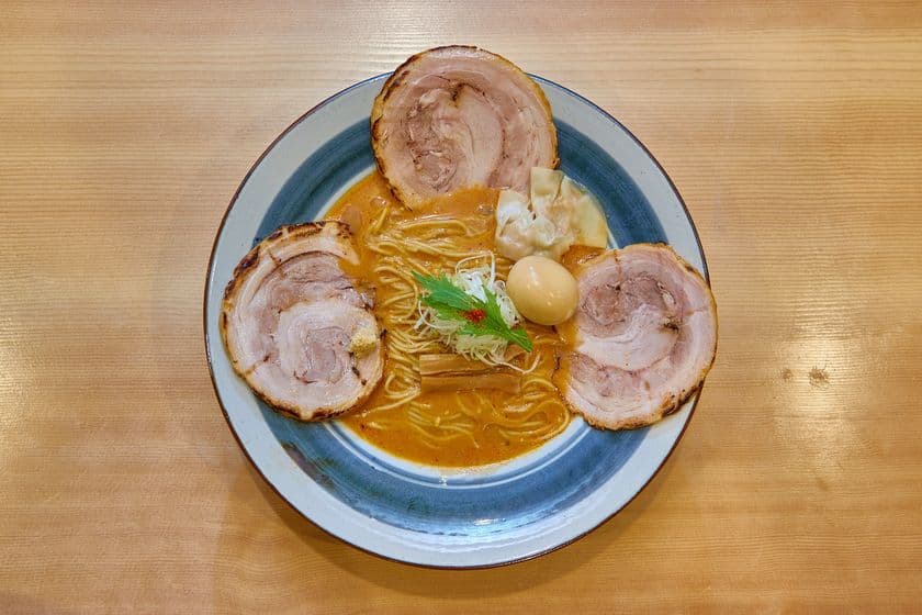 食べログ3.83【創作らーめんstyle林】×
食べログ3.80【人類みな麺類】の
人気ラーメン店がコラボレーション！
【純至派ラーメン RAMEN PURISM】が
心斎橋・宗右衛門町にグランドオープン！