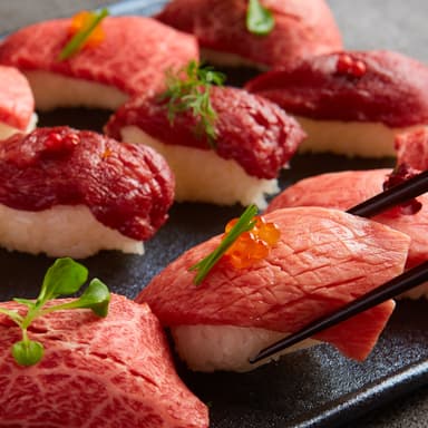 人気の肉寿司！