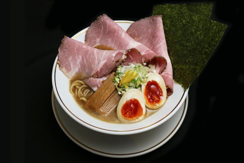 「人類みな麺類」の最新ブランド店“TAKAHIRO RAMEN”が
大阪城にリニューアルオープン！