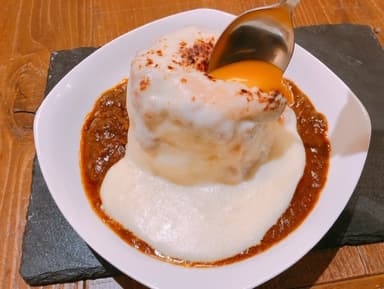 (3)卵黄とカレーとチーズが混ざり合います(カレーのみ)
