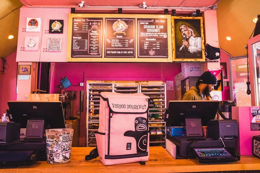 メッセンジャーバッグ「CHROME」×「Voodoo Doughnut」
　ドーナツの日(6/7)にピンクをまとったコラボモデル発売！
発売記念・スペシャルイベントも6/8＆9開催
