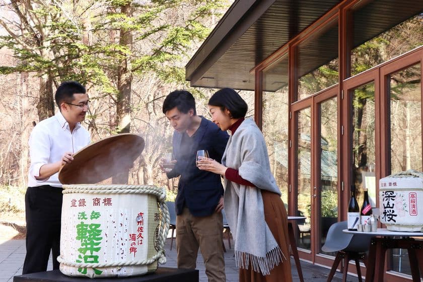 村民食堂
「サケテラス」を開催
酒樽スモーカーでつくった燻製と信州佐久のひやおろしを味わう
開催期間：2019年9月9日〜10月6日